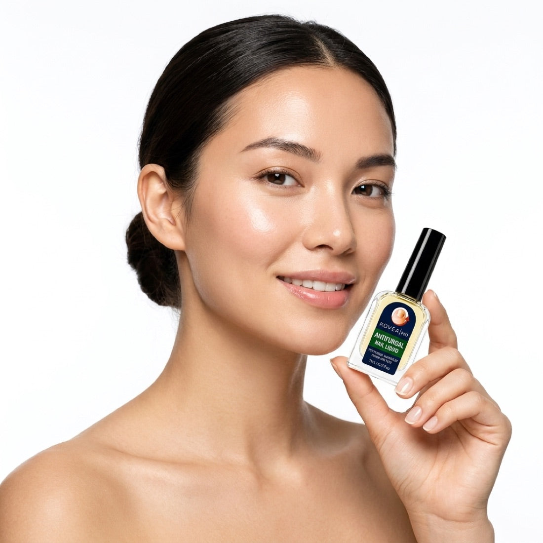 Model holding the KoveaMD bottle